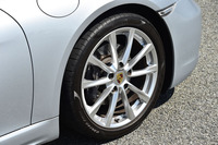 「19インチ ボクスターSホイール」（写真）は、32万5000円のオプション。標準では18インチの5スポークホイールが装着される。