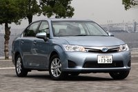 2013年8月に登場した「トヨタ・カローラ ハイブリッド」。単にハイブリッドシステムを積んだというだけではなく、足まわりのセッティングや防・遮音材の配置も見直している。
    