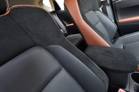 シート表皮のメイン材は本革（パーフォレーション）。サイド材としてウルトラスエード、エンボスレザー、合成皮革が使用されている。