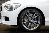 装着されるタイヤのサイズはフロントが225/40R18、リアが245/35R18。