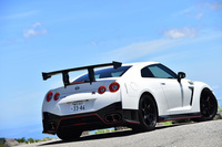今回NISMOが持ち込んだ「GT-R NISMO」は、ドイツ・ニュルブルクリンク北コースで量販車最速タイムを記録した際に装着していたパーツをフルにまとった“本気仕様”だった。