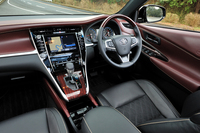 インパネまわりは、大胆な造形と配色が印象的。インパネの幅は従来比＋53mmとされ、広さを強調している。テスト車の内装色は「ディープボルドー」。