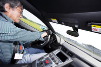 試乗会場は、袖ヶ浦フォレストレースウェイ。強烈なパワー感よりもむしろ予想以上の扱いやすさが印象的。