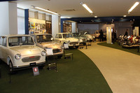 「スズライトTL」をはじめ、1960年代の軽四輪および二輪が並ぶ。