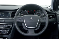 ステアリングホイールのスポーク周辺部にはオーディオやクルーズコントロールのスイッチが並ぶ。