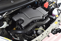 搭載される1リッター直3エンジンは、ダイハツとの共同開発によるもの。