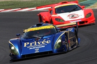 GT300クラスは、No.2 プリヴェKENZOアセット・紫電（高橋一穂/加藤寛規/吉本大樹組）が、ポールポジションから念願の今季初優勝を手にした。後続は、No.43 ARTA Garaiya（新田守男/高木真一組）。接触などトラブルで遅れながらも、渾身の走りと意地で2位まで戻ってきた。
