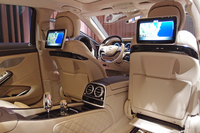 「メルセデス・マイバッハS550」の後席（ファーストクラスパッケージ装着車）。