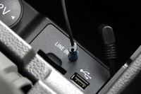 AUXのジャックは、「フォード・フォーカス」の場合、前席アームレストの下の収納ボックスに備わっています。ほかの車種だと、オーディオパネルやタッチスクリーンのフチについている場合もありますね。