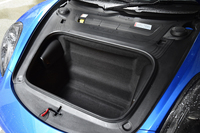 フロントには、リアよりも20リッター分広い、容量150リッターのラゲッジスペースが確保される。
    