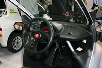 「構造部材のパイプを見せるなど、乗用車にない構造美を目指した」というインテリア