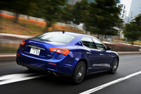 「ギブリS Q4」の0-100km/h加速タイムは、4.8秒。FRの「ギブリS」（同5.0秒）よりも高いパフォーマンスを発揮する。
    