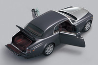 リアヒンジ式のドアは電動式で、キャビンに設けられたスイッチにより閉じることが可能。上下2分割でリッドが開くピクニックトランクは395リッターの容量を有し、4つのゴルフバッグを収納できる。燃料タンクはファントム・ドロップヘッドクーペより25％大きい100リッター。