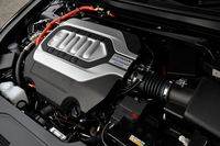 フロントには314psの最高出力を発生する3.5リッターV6エンジンと、同じく48psを発生する電動モーターを搭載。トランスミッションには7段デュアルクラッチ式ATを採用している。