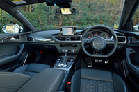 随所にカーボン製の加飾パネルを採用したインテリア。フラットボトムタイプのスポーツステアリングホイールを標準装備している。
    