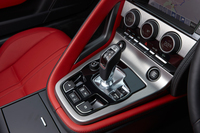 セレクターレバーは、ほかのジャガー車のダイヤル式とは異なり、スティックタイプになる。
    