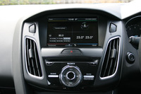 8インチのタッチパネルはSYNCのものを流用している。モニターまわりのパネルの形状に変更はなく、外観だけでナビ装着／非装着を判断するのは難しい。