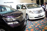 2008年5月12日、発表会場に並べられた「ヴェルファイア」（写真手前）と「アルファード」。