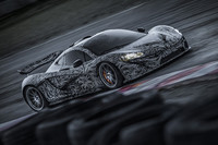 テストコースを走る「マクラーレンP1」。