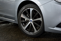 装着されるタイヤのサイズは225/50R18。ベーシックな「B4」では、17インチタイヤとなる。