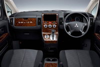 「三菱デリカD：5」に上質な内装の特別仕様車の画像