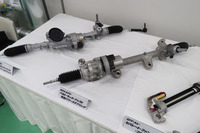 電動パワーステアリング製品が並ぶ。左からデュアルピニオンアシスト式、右隣りがベルトラックアシスト式。