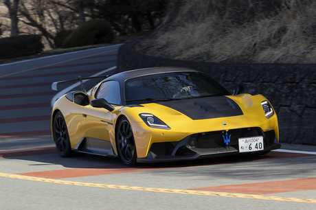 「マセラティGT2ストラダーレ」は公道走行が可能なレーシングカーだ。ただし、いつでもどこでも路面からの...