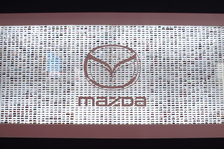 ジャパンモビリティショー2023のマツダブースに置かれた「MINIATURE CAR WALL」。