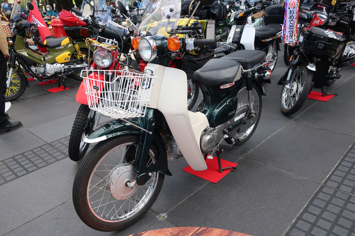 カゴ付きのグリーンの「スーパーカブ」は、2000年代に広く販売されたモデル。2007年モデルからインジェクションシステム「PGM-FI」を採用している。