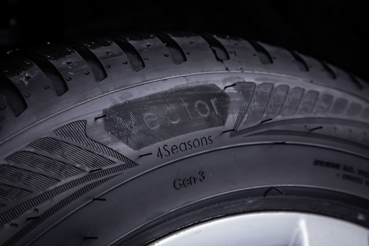「ベクター4シーズンズGEN-3」のサイドウォール。「Vector 4Seasons」のロゴの下に「Gen-3」の文字が入る。サイドウォールは、グッドイヤーの最新CIを用いてデザインされている。