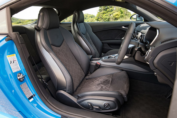 表皮に、クロスステッチを施したアルカンターラとレザーを用いた「Sスポーツシート」。他グレードではオプション扱いとなるが、「TTS」には標準装備される。