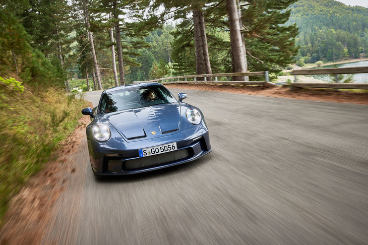 快適性とスポーティーさの両立を掲げる「911ターボ」に対し、「911 S/T」では純粋なドライビングプレジャーの提供が最重要課題とされている。