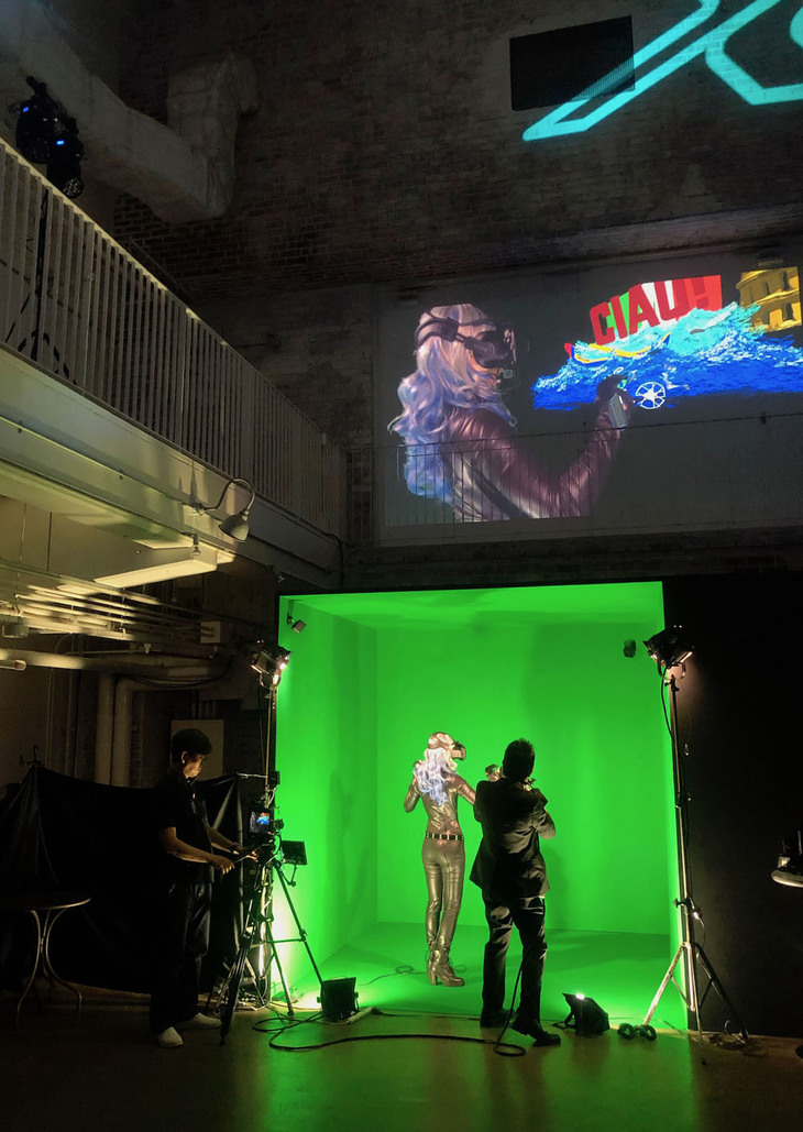 作品制作中は、せきぐち氏の姿も画面の中に投影される。