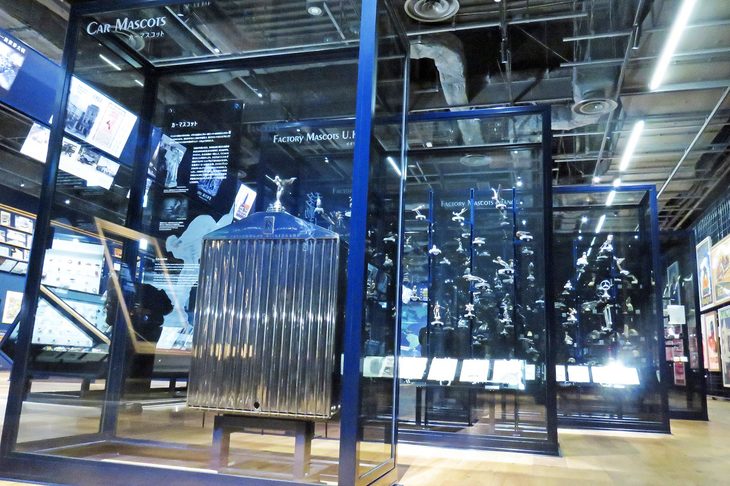 こちらは貴重なカーマスコットの展示。手前に見えるのがロールス・ロイスの象徴である“パルテノングリル”と“スピリット・オブ・エクスタシー”だ。