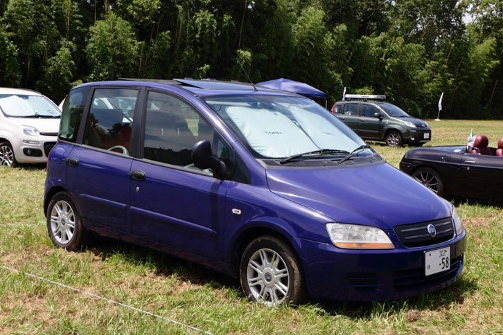 フェイスリフトにより、おとなしいマスクへと変身した後期型の2代目「ムルティプラ」。
			 