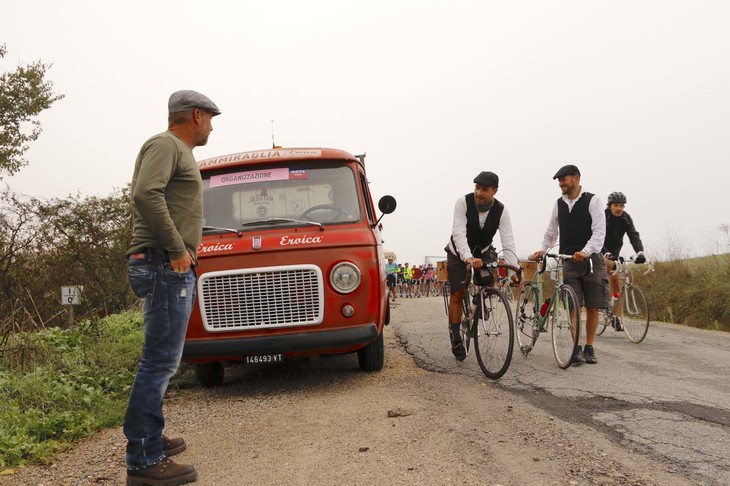 自転車を降りて観賞するエントラントも後を絶たない。
