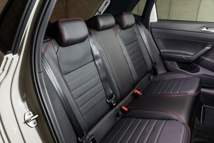 後席は日本のファミリーカーに慣れ親しんだ人には窮屈に感じるかもしれない。座面も背もたれもしっかりとしたつくりだが、足元の空間はボディーサイズなりだ。