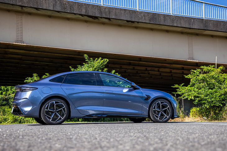 「シール」のサイドビュー。前後のオーバーハングは短めにデザインされている。ボディーサイズは全長×全幅×全高＝4800×1875×1460mmで、ホイールベースは2920mm。