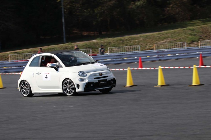 愛車であるアバルトの実力を引き出したいオーナーに好評のドライビングレッスン「ABARTH DRIVING ACADEMY」は、座学とパイロンコースの走行でドライビングの基礎を学ぶ「BASE」とサーキットを走る「TECNICO+」の2コースを設定。写真は、ジムカーナコースで行われた「BASE」コースの同乗走行の様子。