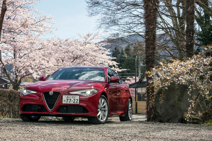 ボディーカラーは「アルファ レッド」（写真）を含む全6色が選べる。