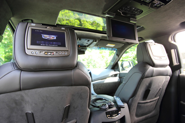 「プラチナム」に装備されるリアエンターテインメントシステムは、RCAジャックに代えてHDMI／USBポートを採用したり、赤外線式ワイヤレスヘッドフォンを4チャンネルデジタル式のヘッドフォンに変更したりといった改良が施されている。