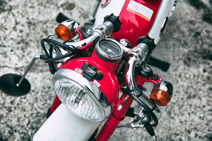 これも「モンキー」の大きな特徴だった、ハンドルの折りたたみ機構。工具類は一切必要なく、コンパクトなモンキーをさらに小さくして運ぶことが可能だった。