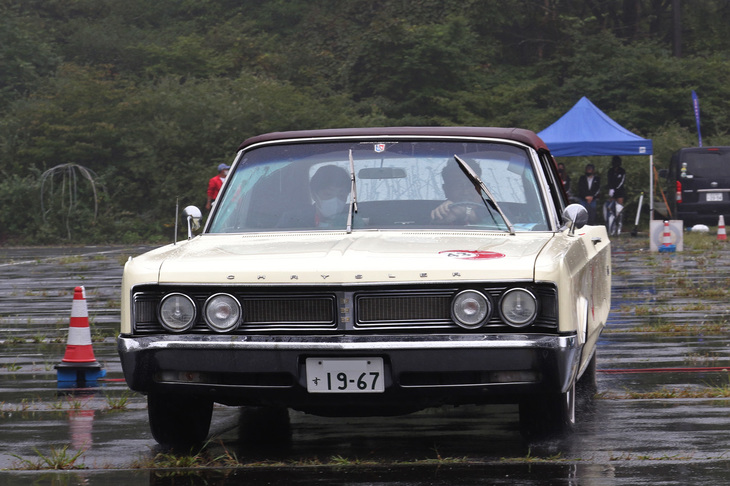 同じくPC競技中の1967年「クライスラー・ニューポート コンバーチブル」。参加車両中最大の6.3リッターV8を積むフルサイズ。