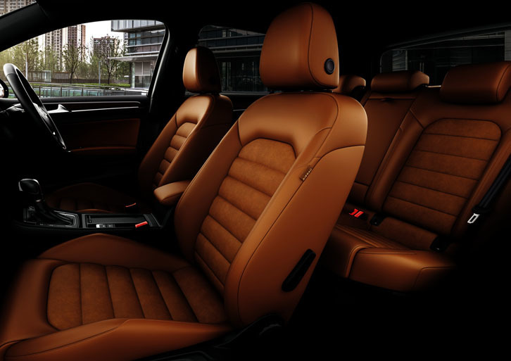 「ゴルフ ディナウディオエディション」に特別装備される「ヴォルケーノブラウン」のマイクロフリースとナパレザーのコンビシート。