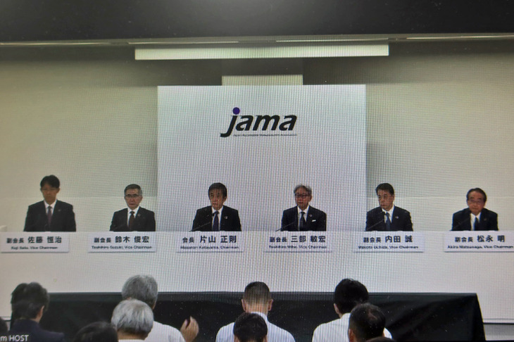 会見に臨む、片山正則 自工会会長（左から3人目）と5人の副会長。写真はすべて、オンライン会見の様子。