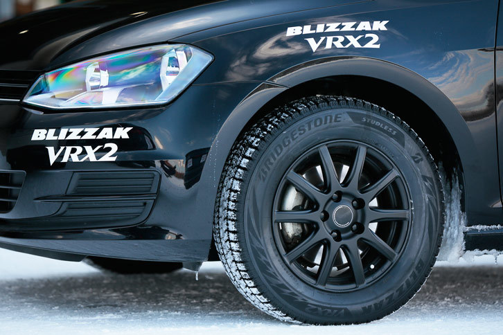 ブリヂストンの「ブリザック」シリーズは、微細な気泡を持つ「発泡ゴム」を採用している点が特徴。タイヤ表面の気泡が水を吸収し、路面の水膜を取り除く役目を果たす。