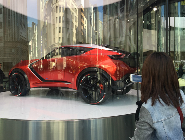 銀座4丁目交差点を通りがかる人が、少なからず、展示車にレンズを向ける。