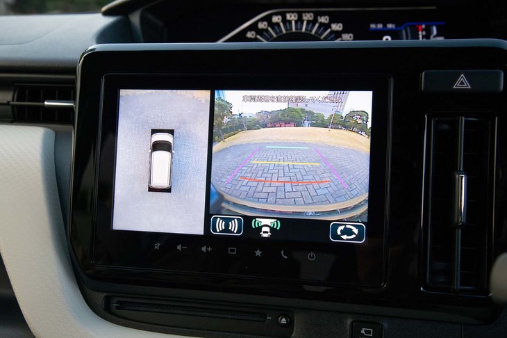 全方位モニターは各カメラからの映像をデジタル伝送化することでよりくっきりとした映像に。ディスプレイは写真の9インチ（メーカーオプション）のほかにスズキ初という10インチサイズ（ディーラーオプション）も用意されている。