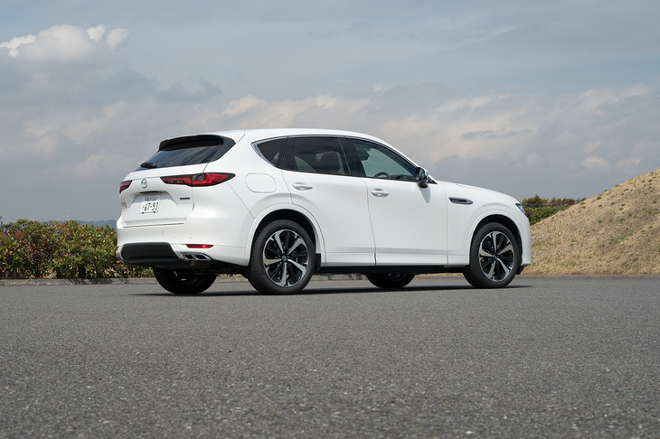 「CX-60」には直6ディーゼルエンジン搭載車もラインナップされるが、「PHEV」のエンジンは2.5リッター4気筒。システム最高出力は327PSとなかなかパワフル。