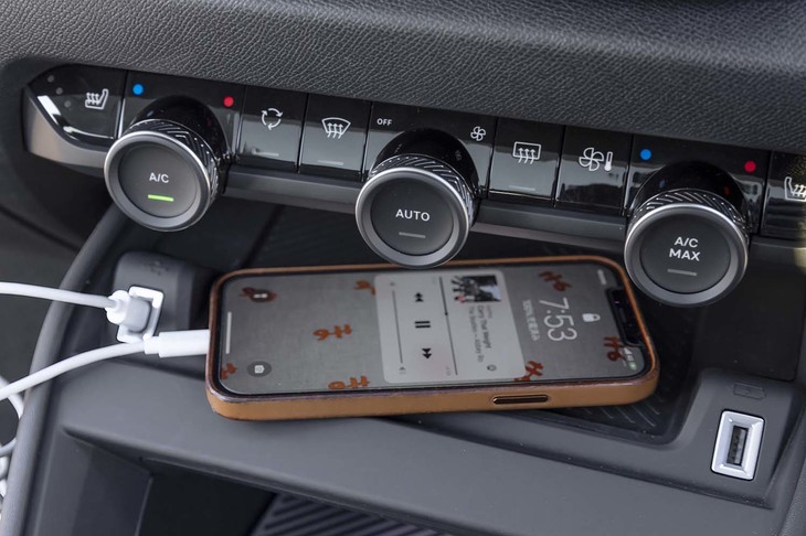 エアコンの操作パネルの下にはスマートフォンを置けるスペースをレイアウト。その左右にUSBポートが用意されており、左のタイプCポートが「Apple CarPlay」と「Android Auto」対応で、右のタイプAは充電専用。